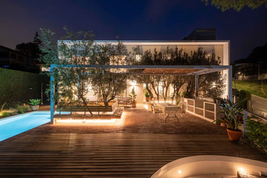 Vista nocturna de la fachada exterior de una vivienda unifamiliar en Vallromanes, Barcelona.