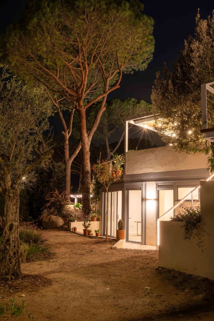 Vista lateral de la fachada externa de una vivienda unifamiliar en Vallromanes, Barcelona.