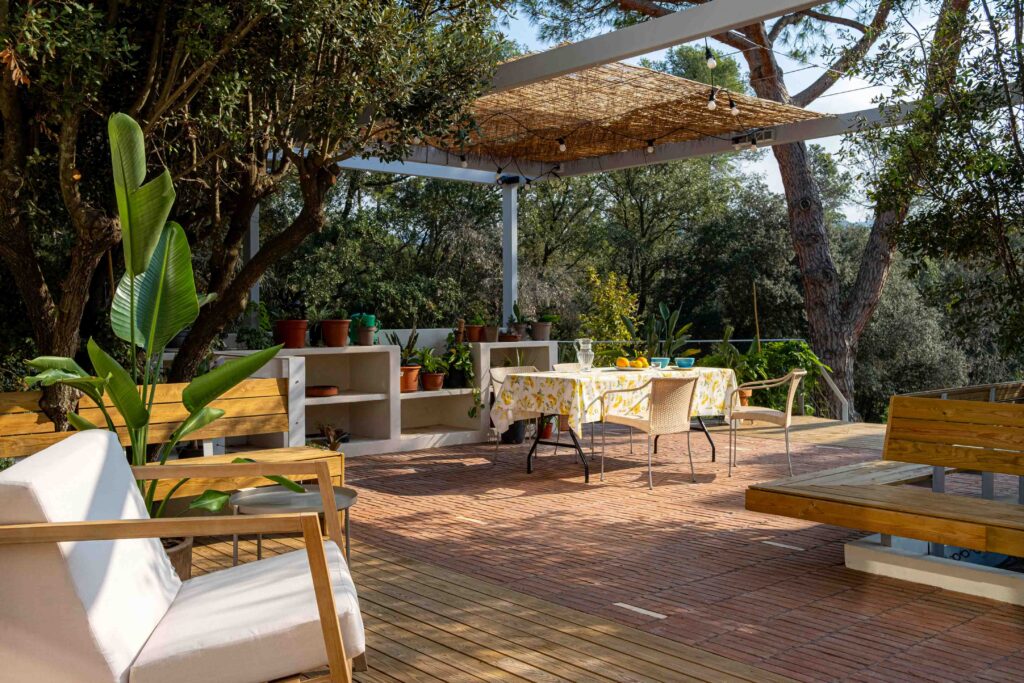 Comedor al aire libre de vivienda familiar en Vallromanes, Barcelona.