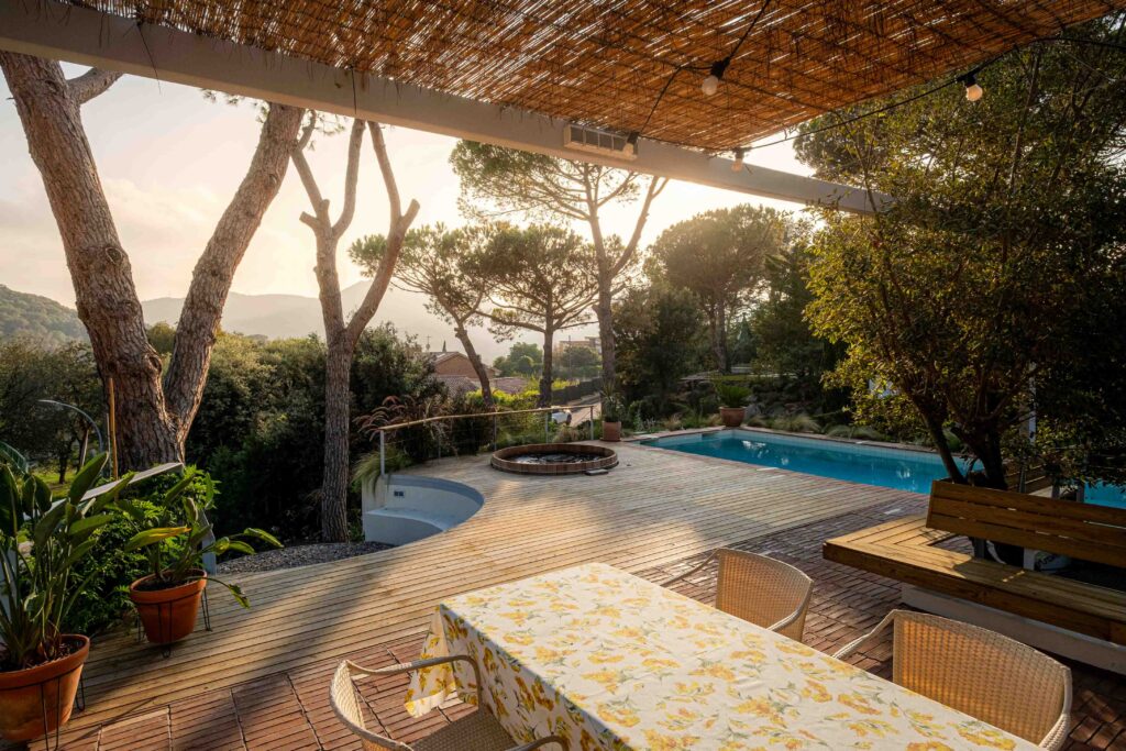 Piscina y zona social al aire libre de vivienda familiar en Vallromanes, Barcelona.