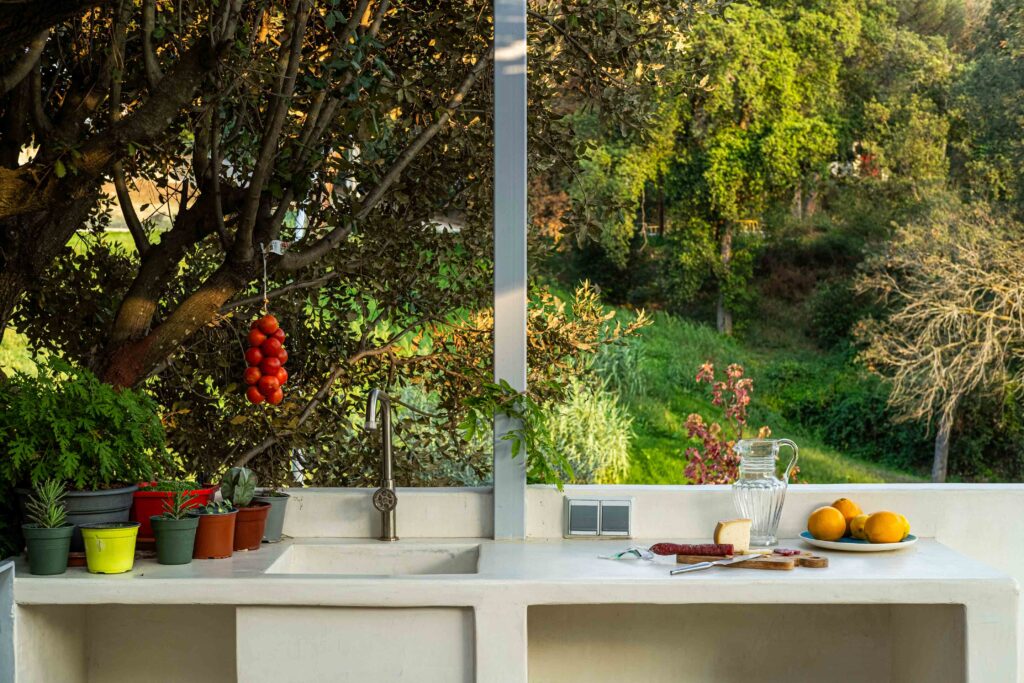 Zona de cocina al aire libre en vivienda unifamiliar en Vallromanes, Barcelona.