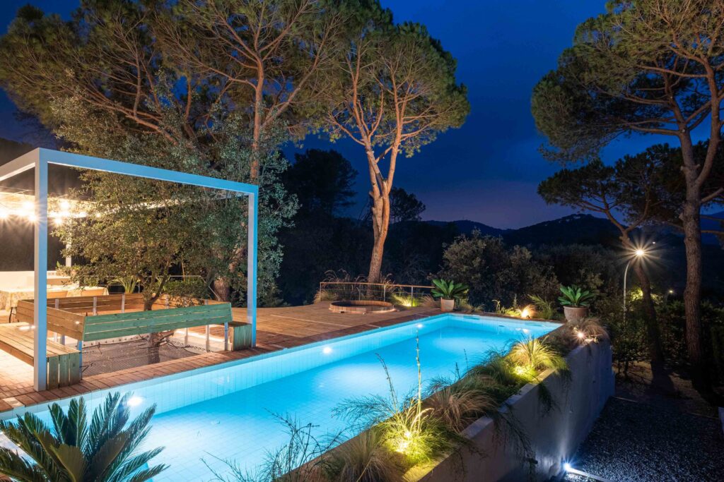 Vista nocturna de la piscina al aire libre de una vivienda en Vallromanes, Barcelona.