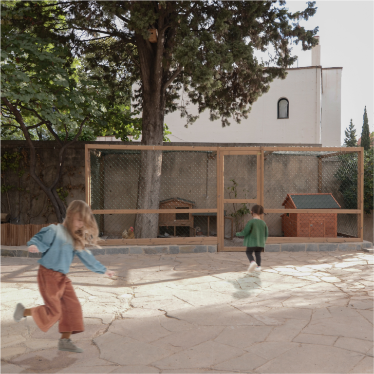 Niños jugando en la Escola Decroly Barcelona