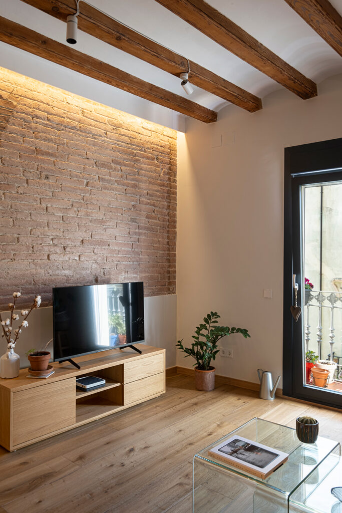 Detalles del salón de un piso reformado en Gracia, Barcelona.