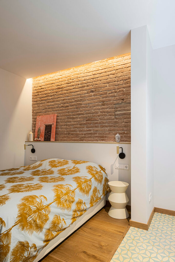 Cama del cuarto principal de un piso reformado en Gracia, Barcelona.