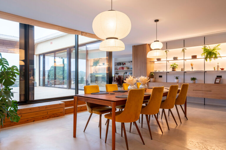 Comedor y vista al exterior en vivienda unifamiliar en Vallromanes, Barcelona